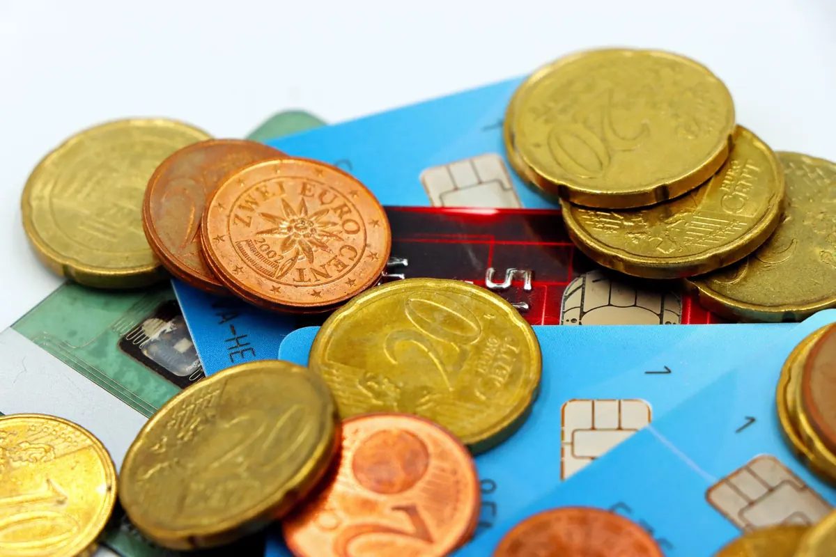 High-Yield Savings Accounts vs. Certificates of Deposit: A Beginner's Comparison
